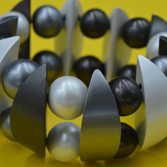 Vintage “Gray & Pearl” Stretch Bracelet 1990s - Picture 11 of 12